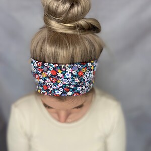 Haarband zum selber binden mit passendem Scrunchie, dunkelblau mit bunten Blumen aus dünner angenehmer Viskose Bild 8