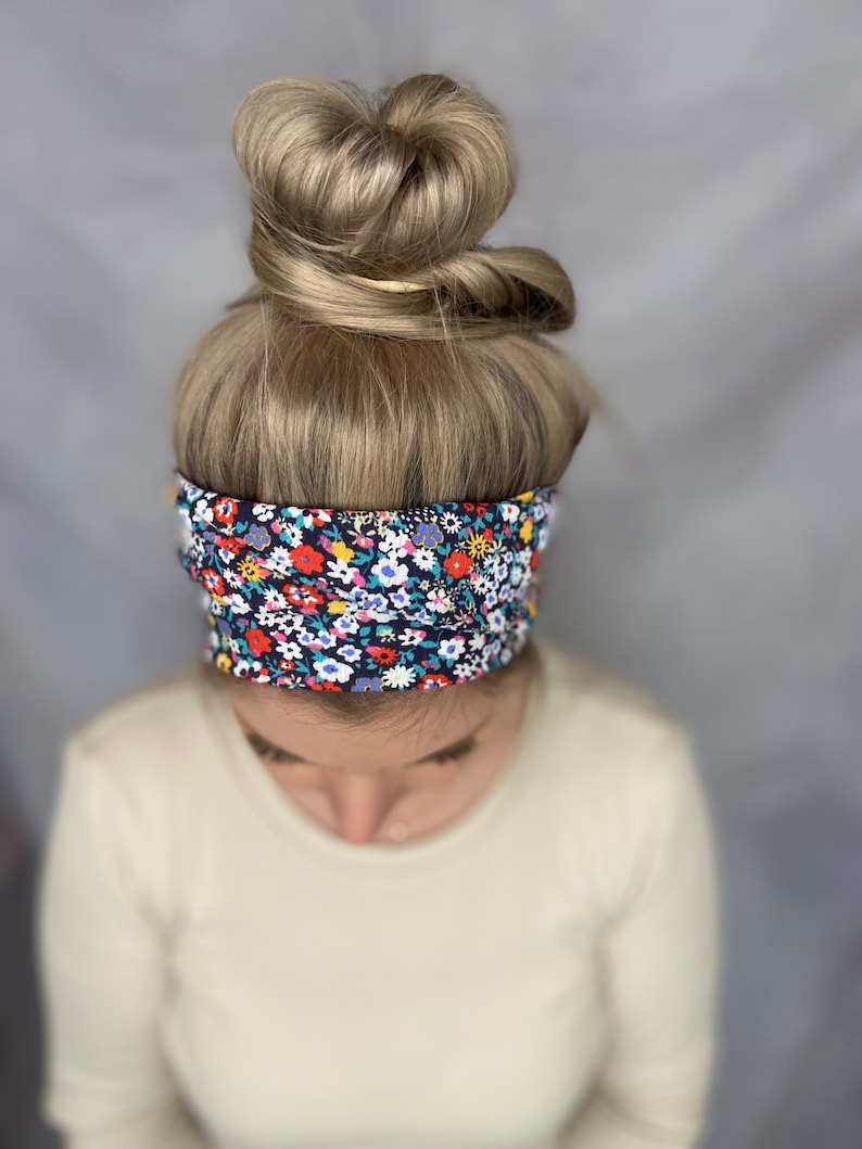 Haarband zum selber binden mit passendem Scrunchie, dunkelblau mit bunten Blumen aus dünner angenehmer Viskose Bild 8