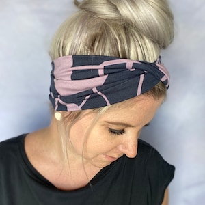 Nouélina Knotenhaarband urban graphics flieder/dunkelblau, mit Knoten oder im Turbanlook tragbar, breit oder schmal mit passendem Scrunchie Bild 6