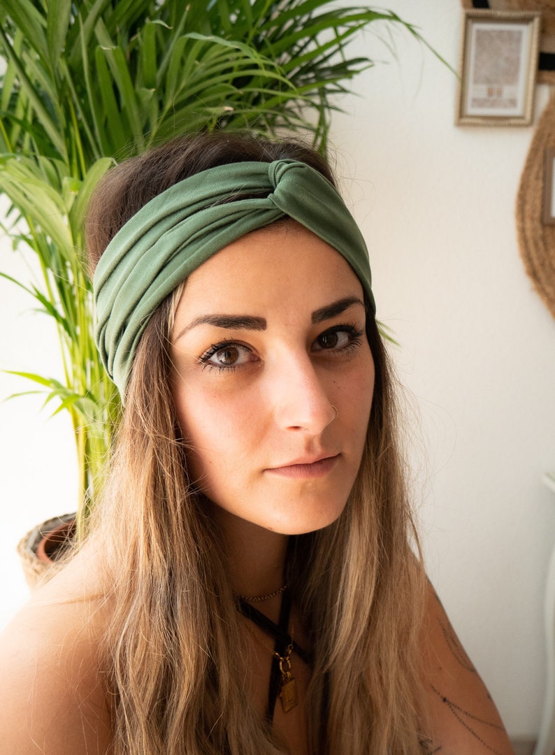 Nouélina Knotenhaarband aus weichem dünnen Stoff in moosgrün mit Knoten oder ohne im Turbanlook tragbar Bild 7