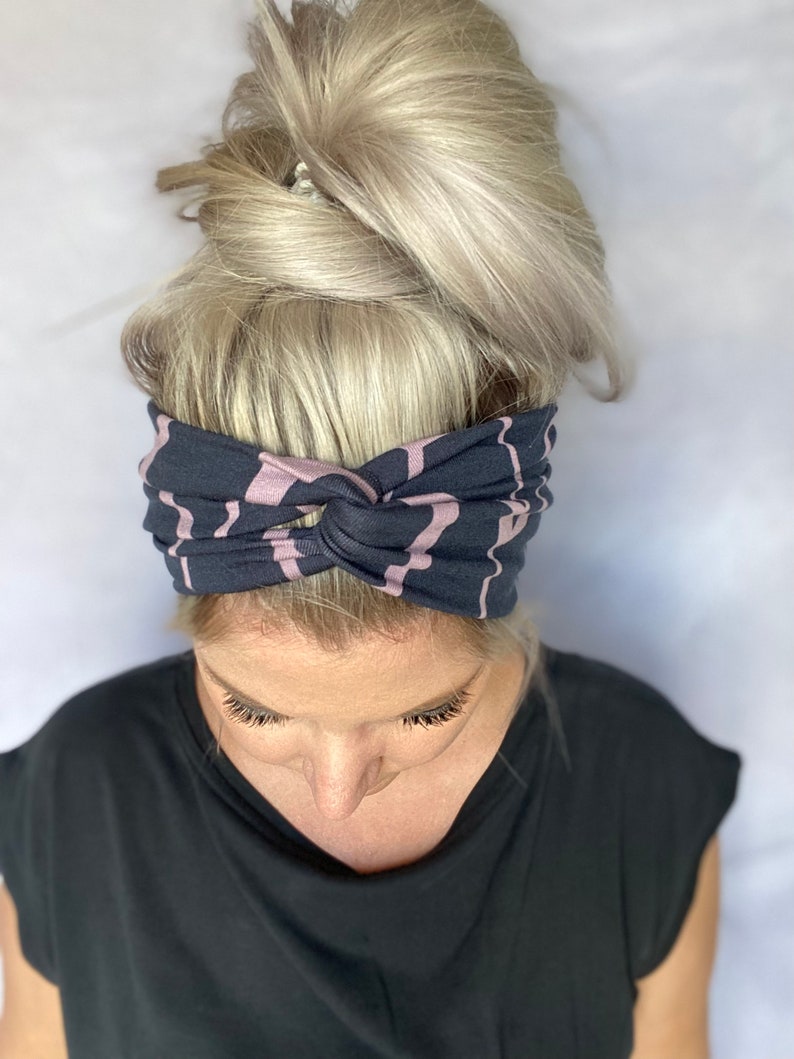 Nouélina Knotenhaarband urban graphics flieder/dunkelblau, mit Knoten oder im Turbanlook tragbar, breit oder schmal mit passendem Scrunchie Bild 3