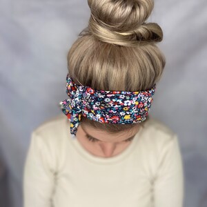 Haarband zum selber binden mit passendem Scrunchie, dunkelblau mit bunten Blumen aus dünner angenehmer Viskose Bild 9