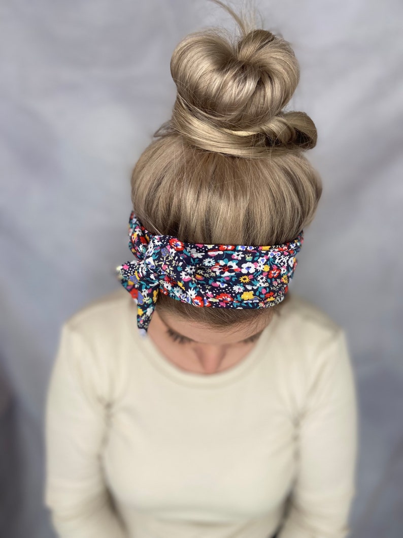 Haarband zum selber binden mit passendem Scrunchie, dunkelblau mit bunten Blumen aus dünner angenehmer Viskose Bild 9