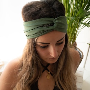 Nouélina Knotenhaarband aus weichem dünnen Stoff in moosgrün mit Knoten oder ohne im Turbanlook tragbar Bild 6