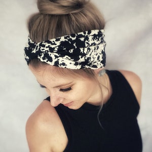 Hairband to tie yourself “Splash” made of slightly firmer, rough viscose for great grip, black with white