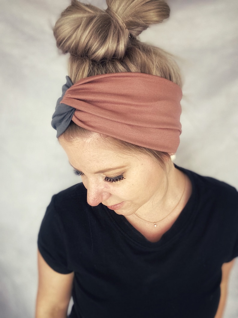 Knotenhaarband Nouélina altrosa und grau, zwei Styles in einem, weich und glänzend, dunkelgrau, mit knoten oder im Turbanlook tragbar Bild 9