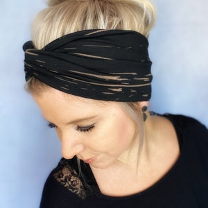 Nouélina Knotenhaarband black Lines schwarz mit beigen Linien mit Knoten oder im Turbanlook tragbar breit oder schmal Bild 2