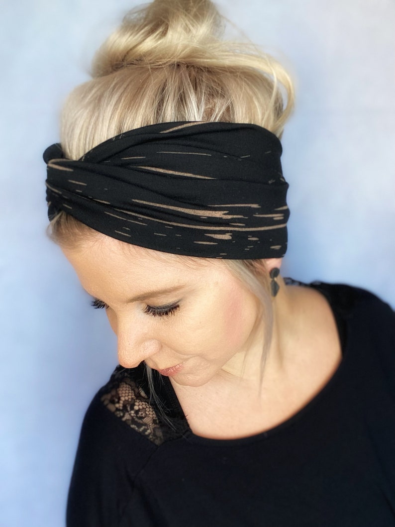 Nouélina Knotenhaarband black Lines schwarz mit beigen Linien mit Knoten oder im Turbanlook tragbar breit oder schmal Bild 2