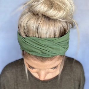 Nouélina knotted hairband made of soft, thin fabric in moss green can be worn with or without knots in a turban look