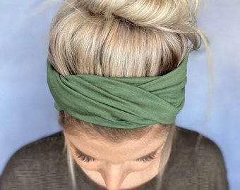 Le serre-tête noué Nouélina en tissu doux et fin de couleur vert mousse peut être porté avec ou sans nœuds en look turban