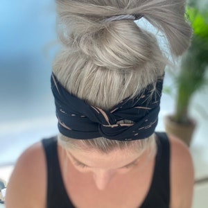 Nouélina Knotenhaarband black Lines schwarz mit beigen Linien mit Knoten oder im Turbanlook tragbar breit oder schmal Bild 8