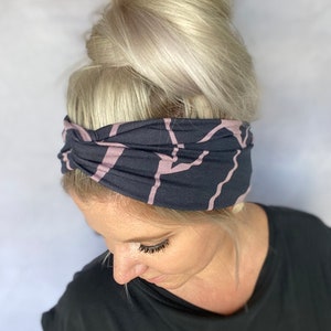 Nouélina Knotenhaarband urban graphics flieder/dunkelblau, mit Knoten oder im Turbanlook tragbar, breit oder schmal mit passendem Scrunchie Bild 8