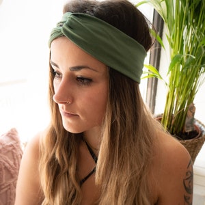 Nouélina Knotenhaarband aus weichem dünnen Stoff in moosgrün mit Knoten oder ohne im Turbanlook tragbar Bild 9