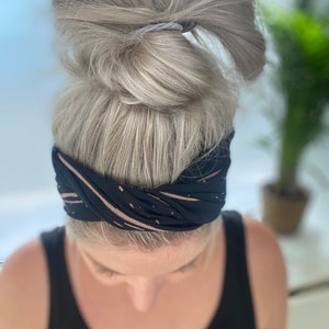 Nouélina Knotenhaarband black Lines schwarz mit beigen Linien mit Knoten oder im Turbanlook tragbar breit oder schmal Bild 7