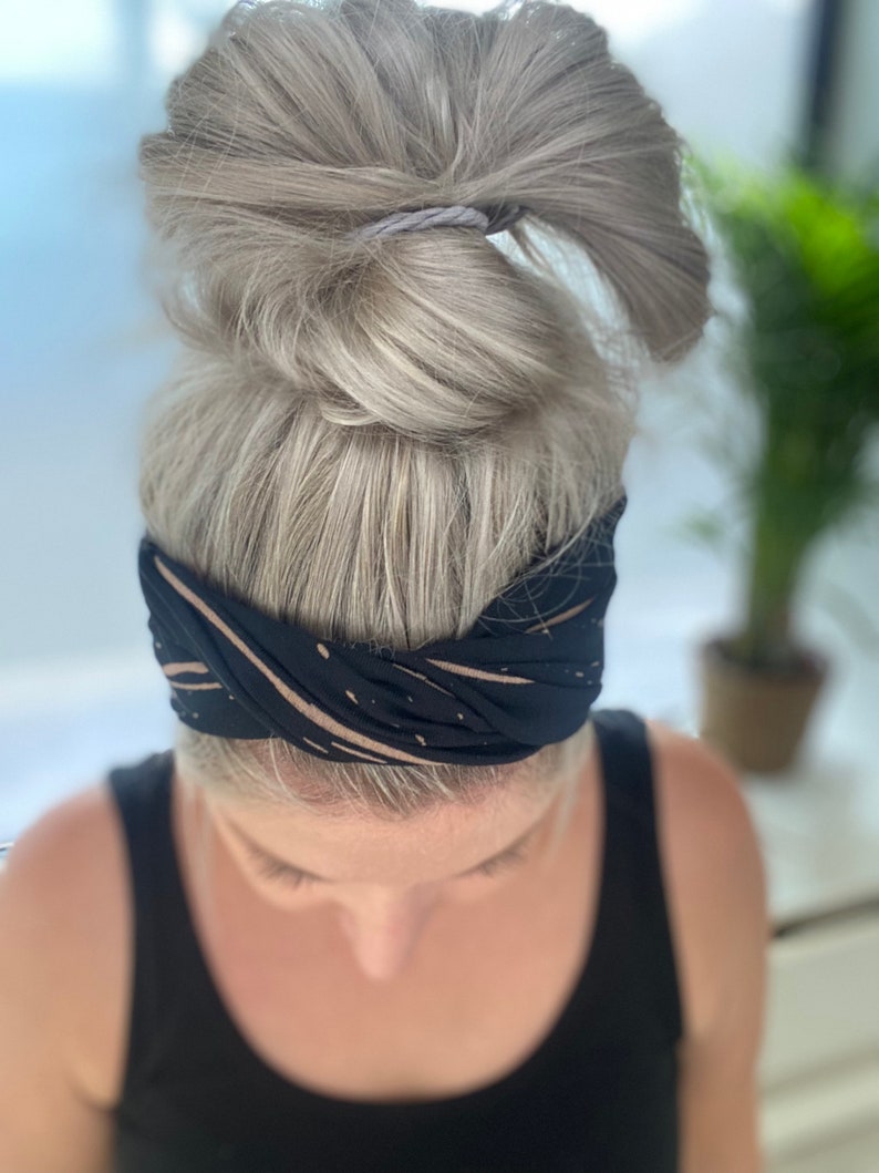 Nouélina Knotenhaarband black Lines schwarz mit beigen Linien mit Knoten oder im Turbanlook tragbar breit oder schmal Bild 7