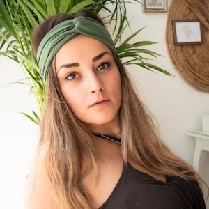 Nouélina Knotenhaarband aus weichem dünnen Stoff in moosgrün mit Knoten oder ohne im Turbanlook tragbar Bild 4