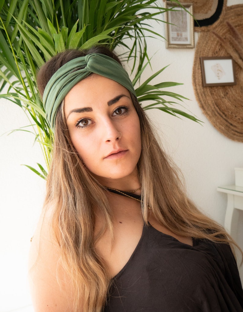 Nouélina Knotenhaarband aus weichem dünnen Stoff in moosgrün mit Knoten oder ohne im Turbanlook tragbar Bild 4