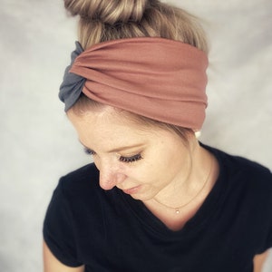 Knotenhaarband Nouélina altrosa und grau, zwei Styles in einem, weich und glänzend, dunkelgrau, mit knoten oder im Turbanlook tragbar Bild 7