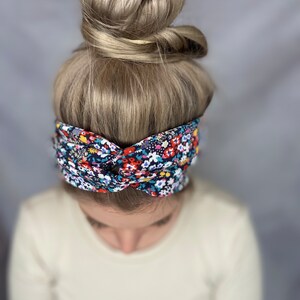 Haarband zum selber binden mit passendem Scrunchie, dunkelblau mit bunten Blumen aus dünner angenehmer Viskose Bindehaarband