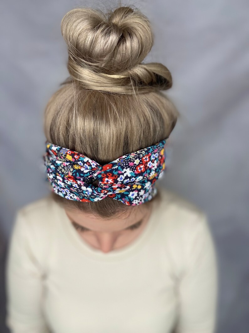 Haarband zum selber binden mit passendem Scrunchie, dunkelblau mit bunten Blumen aus dünner angenehmer Viskose Bindehaarband