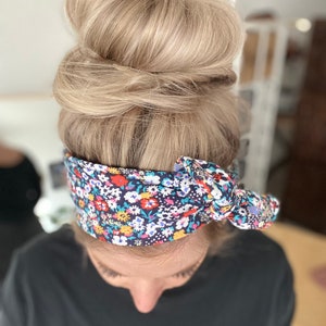 Haarband zum selber binden mit passendem Scrunchie, dunkelblau mit bunten Blumen aus dünner angenehmer Viskose Bild 4