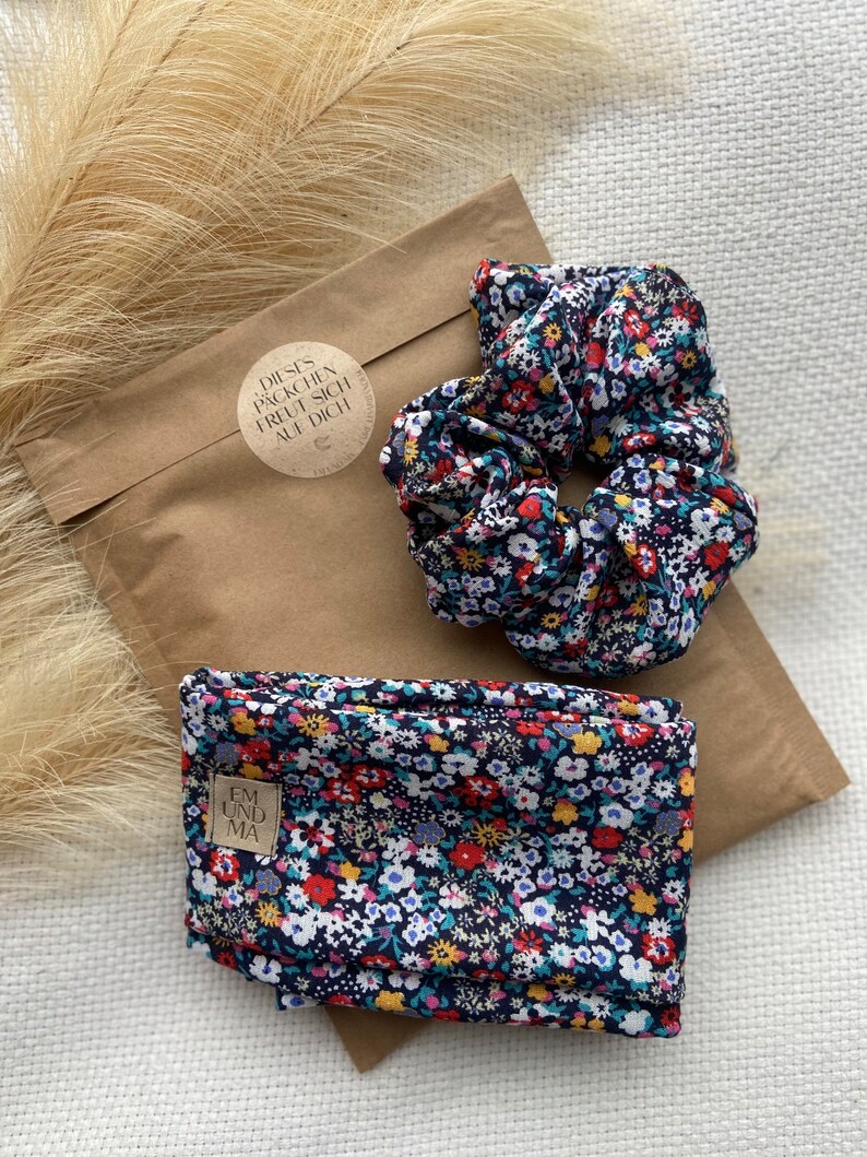 Haarband zum selber binden mit passendem Scrunchie, dunkelblau mit bunten Blumen aus dünner angenehmer Viskose Haarband + Scrunchie