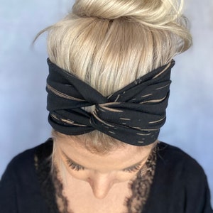 Nouélina Knotenhaarband black Lines schwarz mit beigen Linien mit Knoten oder im Turbanlook tragbar breit oder schmal Bild 6