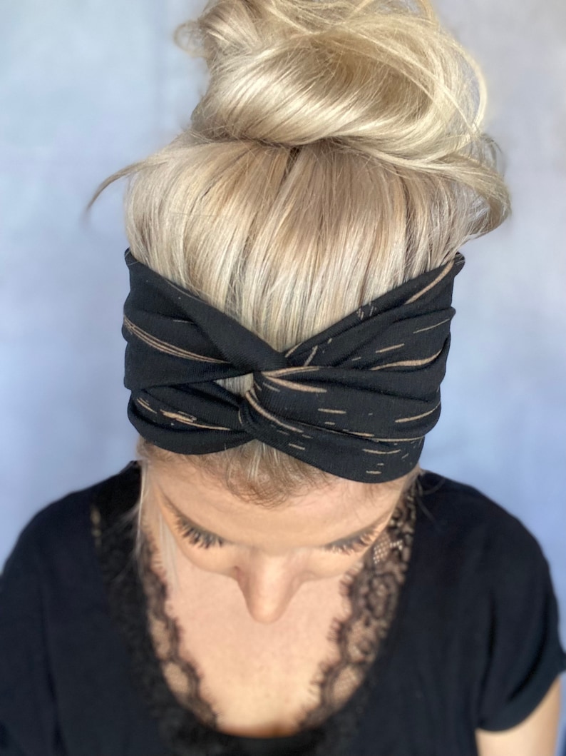 Nouélina Knotenhaarband black Lines schwarz mit beigen Linien mit Knoten oder im Turbanlook tragbar breit oder schmal Bild 6