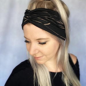 Hair band in black with delicate beige lines is cuddly, soft and stretchy