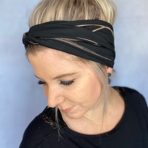 Nouélina Knotenhaarband black Lines schwarz mit beigen Linien mit Knoten oder im Turbanlook tragbar breit oder schmal Bild 4