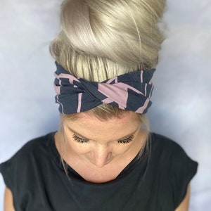 Nouélina knot hairband urban graphics lilac/dark blue, can be worn with a knot or in a turban look, wide or narrow with a matching scrunchie