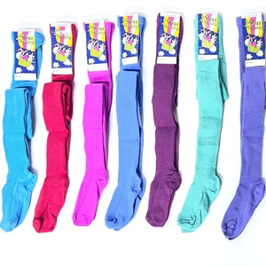 Könnte beinhalten: Zehn Paar bunte Strumpfhosen in verschiedenen Farben, darunter Blau, Rosa, Lila, Grün und Weiß. Die Strumpfhosen sind alle blickdicht und haben eine glatte Oberfläche.