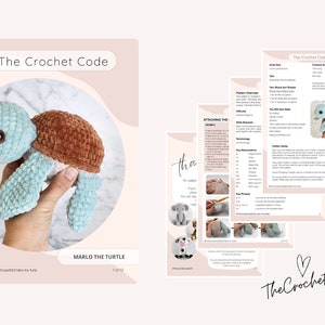 K&ouml;nnte beinhalten: H&auml;kelanleitung f&uuml;r ein Amigurumi-Spielzeug in Form einer Schildkr&ouml;te namens Marlo. Die Anleitung enth&auml;lt Anweisungen zum H&auml;keln des Panzers, des Kopfes und der Gliedma&szlig;en der Schildkr&ouml;te. Die Anleitung stammt von The Crochet Code.
