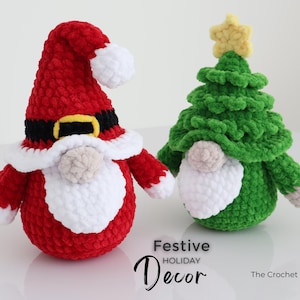 Puede incluir: Dos gnomos navide&ntilde;os de ganchillo. Uno es rojo con barba y gorro blancos, que se asemeja a Pap&aacute; Noel. El otro es verde y tiene forma de &aacute;rbol de Navidad, coronado por una estrella amarilla. El texto "Festive Holiday Decor" est&aacute; debajo.