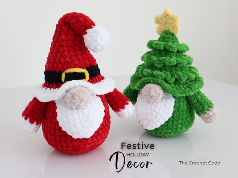 Puede incluir: Dos gnomos navide&ntilde;os de ganchillo. Uno es rojo con barba y gorro blancos, que se asemeja a Pap&aacute; Noel. El otro es verde y tiene forma de &aacute;rbol de Navidad, coronado por una estrella amarilla. El texto "Festive Holiday Decor" est&aacute; debajo.