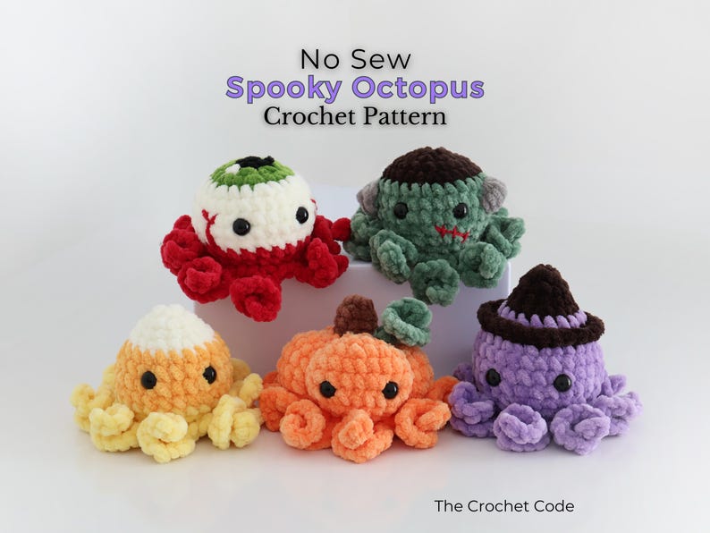 Puede incluir: Cinco pulpos de ganchillo con el texto No Sew Spooky Octopus Crochet Pattern y The Crochet Code. Los peluches incluyen un globo ocular, un monstruo de Frankenstein, un ma&iacute;z dulce, una calabaza y un pulpo morado con un sombrero de bruja.