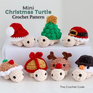 Puede incluir: Siete mini tortugas de ganchillo con caparazones de temática navideña, incluyendo gorro de Papá Noel, árbol de Navidad, astas de reno y sombrero de muñeco de nieve. Texto: Mini Christmas Turtle Crochet Pattern.