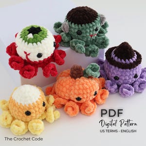 Puede incluir: Cinco peque&ntilde;os pulpos de peluche tejidos a ganchillo en varios colores y temas, incluyendo un globo ocular rojo y blanco, un monstruo verde, una calabaza naranja, una bruja morada y un pulpo amarillo. Texto: PDF Digital Pattern US TERMS - ENGLISH.