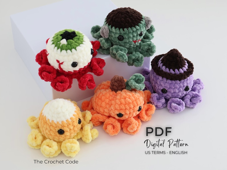 Puede incluir: Cinco peque&ntilde;os pulpos de peluche tejidos a ganchillo en varios colores y temas, incluyendo un globo ocular rojo y blanco, un monstruo verde, una calabaza naranja, una bruja morada y un pulpo amarillo. Texto: PDF Digital Pattern US TERMS - ENGLISH.