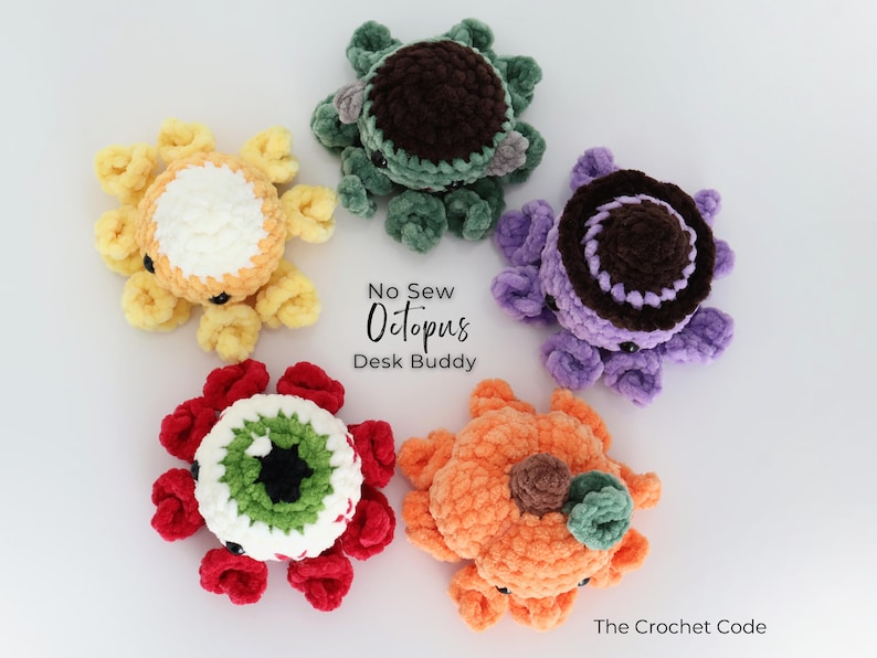 Puede incluir: Cinco pulpos de ganchillo dispuestos en c&iacute;rculo. Las figuras son de color amarillo, verde oscuro, morado, rojo y blanco, y naranja. El texto en el centro dice No Sew Octopus Desk Buddy, y el texto en la esquina dice The Crochet Code.