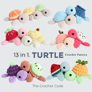 Puede incluir: Una colección de trece tortugas de ganchillo con caparazones temáticos de frutas, incluyendo diseños de naranja, fresa, piña y sandía. El texto 13 in 1 TURTLE Crochet Pattern y The Crochet Code se muestra en la parte central.