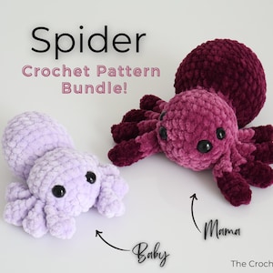 Può includere: Due ragni all'uncinetto, uno lavanda e uno bordeaux, etichettati "Baby" e "Mamma". Il ragno "Mamma" è più grande, con corpo e zampe bordeaux scuro. Il testo "Spider Crochet Pattern Bundle!" è in alto.