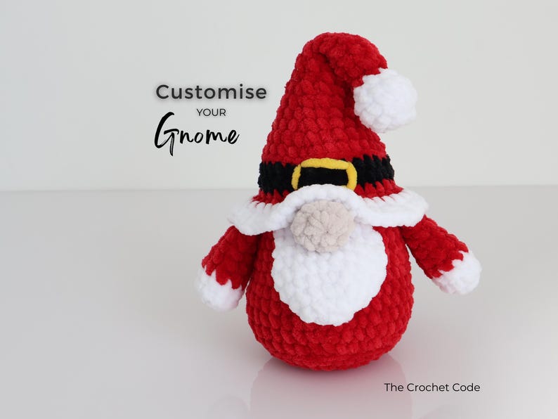 Puede incluir: Un gnomo rojo hecho a mano con barba blanca, ribete de sombrero y pomp&oacute;n. El gnomo tiene un cintur&oacute;n negro con hebilla dorada. El texto "Customise your Gnome" est&aacute; encima del gnomo.