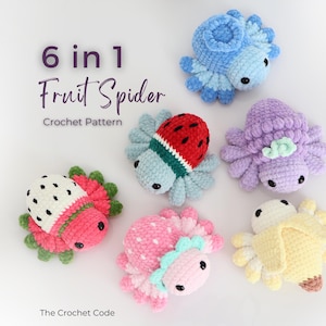 Op de afbeelding: Een verzameling van zes kleurrijke gehaakte fruitspinnen. Elke spin is ontworpen om op een ander fruit te lijken, waaronder een watermeloen, aardbei en banaan. De tekst "6 in 1 Fruit Spider Crochet Pattern" is zichtbaar.