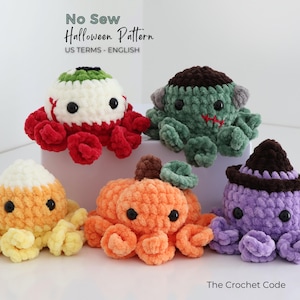 Puede incluir: Cinco peluches de ganchillo con temas de Halloween, incluyendo un globo ocular, un monstruo, un caramelo de ma&iacute;z, una calabaza y una bruja. El texto dice: No Sew Halloween Pattern US TERMS - ENGLISH y The Crochet Code. Cada juguete tiene ojos negros.