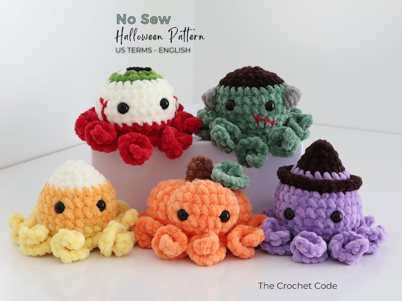Puede incluir: Cinco peluches de ganchillo con temas de Halloween, incluyendo un globo ocular, un monstruo, un caramelo de ma&iacute;z, una calabaza y una bruja. El texto dice: No Sew Halloween Pattern US TERMS - ENGLISH y The Crochet Code. Cada juguete tiene ojos negros.
