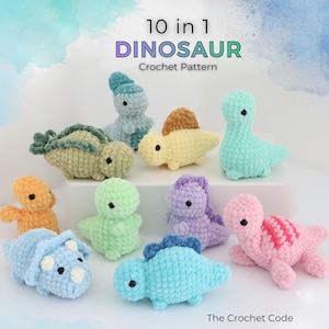 Può includere: Una collezione di dieci giocattoli di dinosauri all'uncinetto colorati in varie forme e dimensioni. I dinosauri sono in tonalità di blu, verde, giallo, arancione, viola e rosa. Il testo recita "10 in 1 Dinosaur Crochet Pattern."