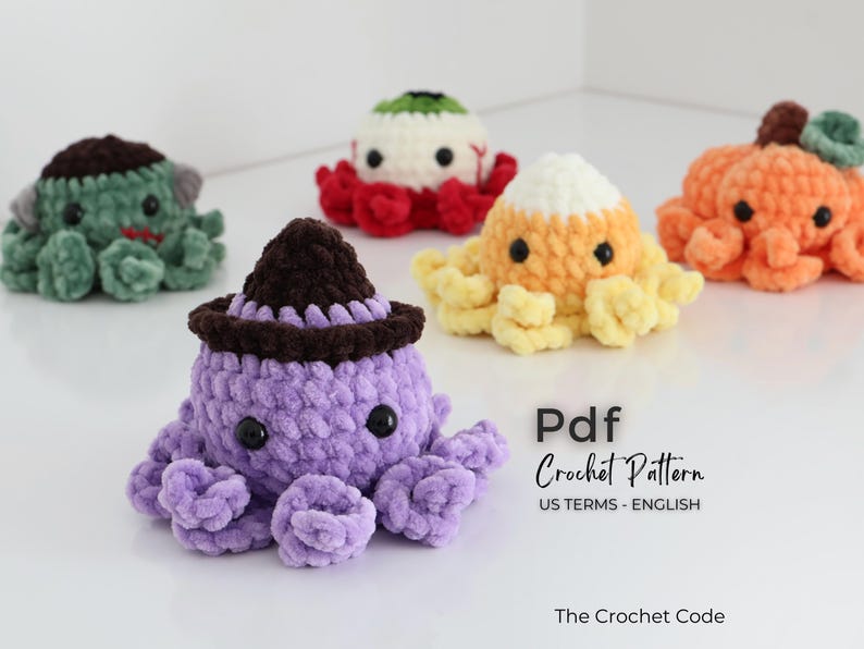 Puede incluir: Cinco juguetes de pulpo de peluche tejidos a ganchillo en varios colores, incluyendo verde, blanco con rojo, naranja, amarillo y morado con un sombrero marr&oacute;n. El texto dice: Pdf Crochet Pattern US TERMS - ENGLISH The Crochet Code.