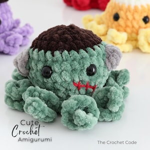 Puede incluir: Una criatura amigurumi de ganchillo verde con una parte superior marr&oacute;n oscura, pernos laterales grises y ojos de pl&aacute;stico negro. Presenta una boca cosida en rojo y tent&aacute;culos rizados. Texto: Cute Crochet Amigurumi y The Crochet Code.