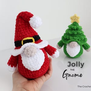 Puede incluir: Dos gnomos de ganchillo hechos a mano. Uno es rojo con barba y gorro blancos, cintur&oacute;n negro y hebilla amarilla. El otro es verde, con forma de &aacute;rbol de Navidad, con una estrella amarilla. El texto dice "Jolly the Gnome."